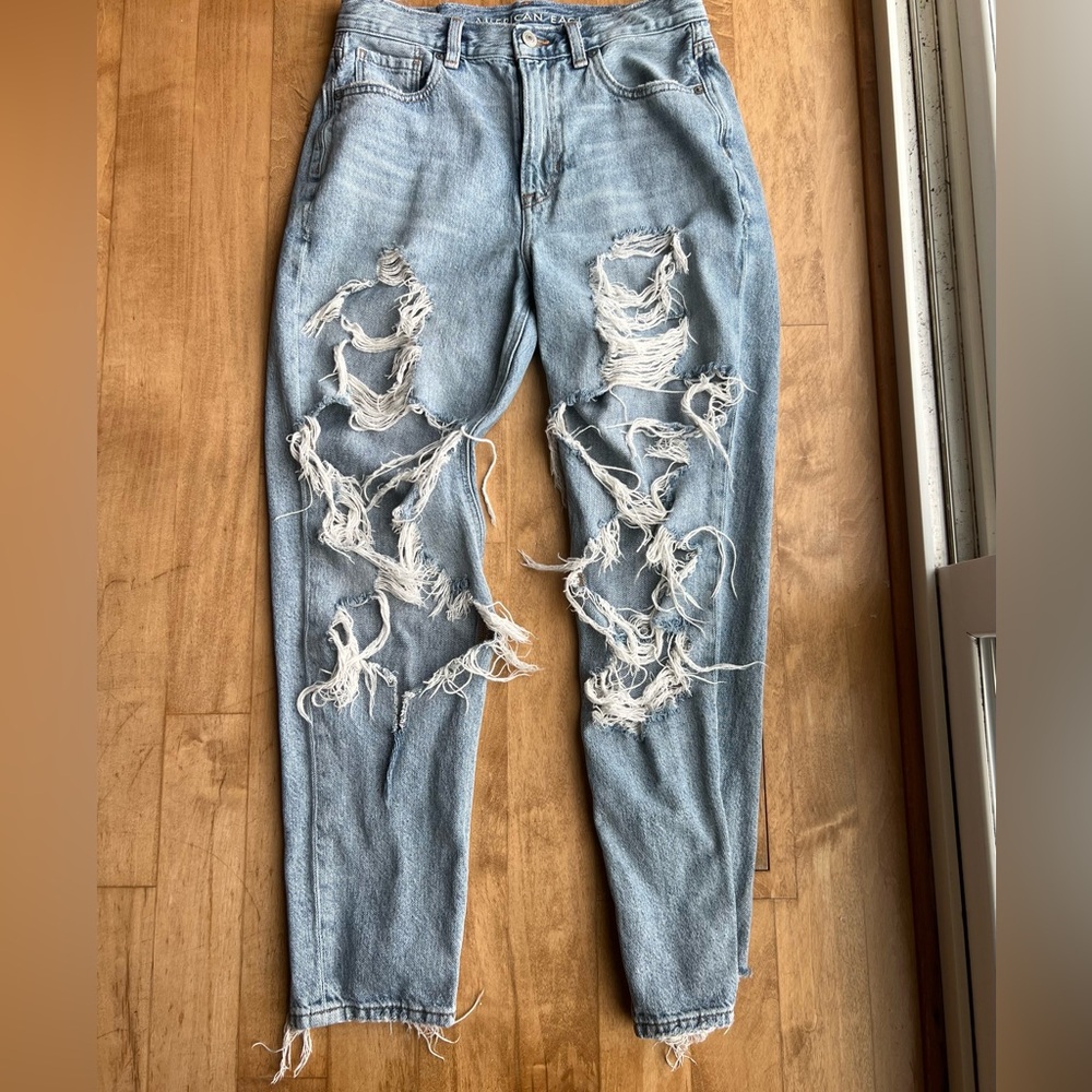 Women’s American Eagle highly ripped mom jeans, size 4